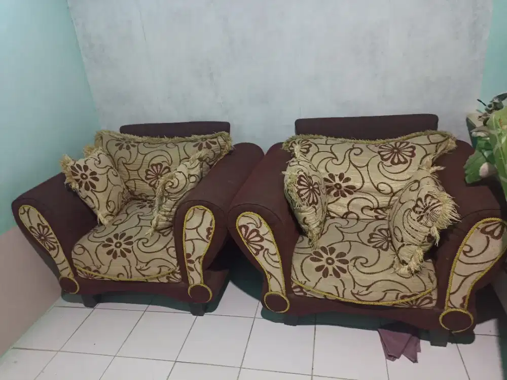 Sofa nyaman dengan 6 bantal penyangga dan sandaran di jual murah
