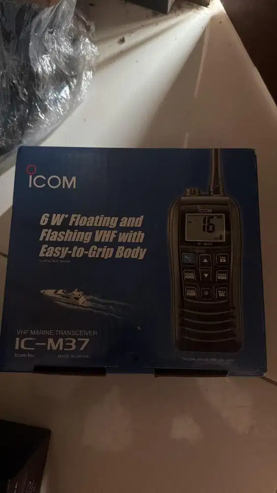 ісом ICOM 6 W*Floating and Flashing VHF with Easy-to-Grip Body