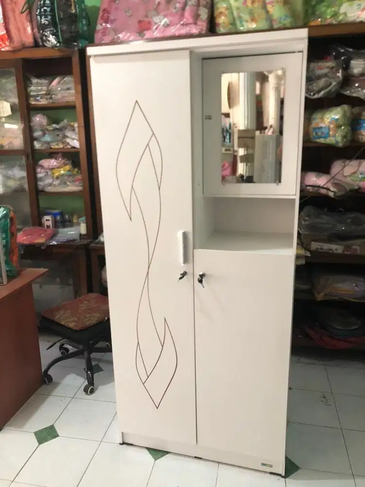 Dijual cepat lemari panel 2 pt kaca matkens