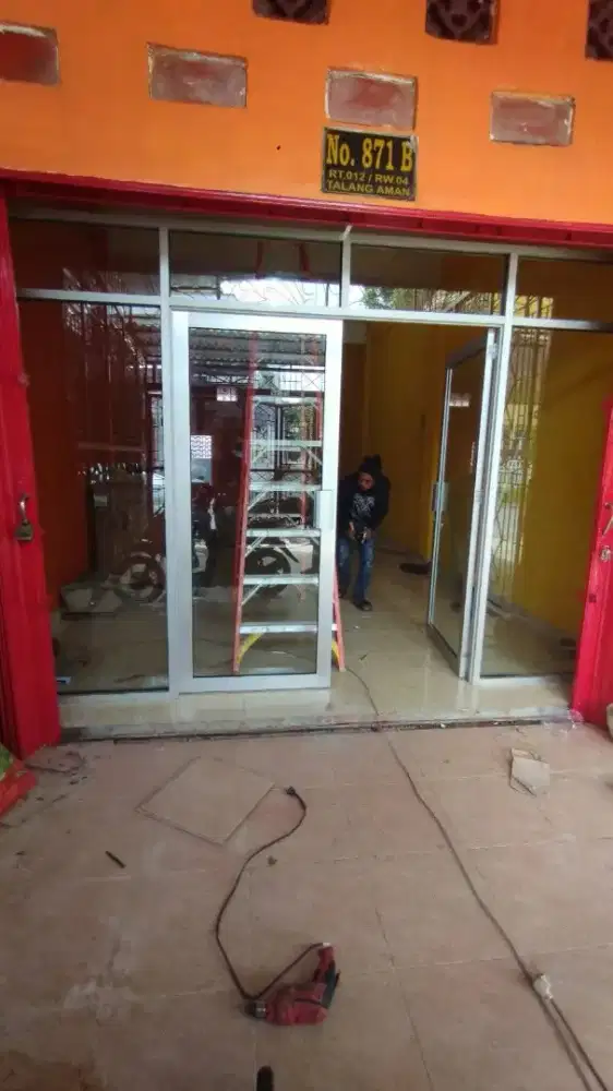 Partisi kaca dan almunium