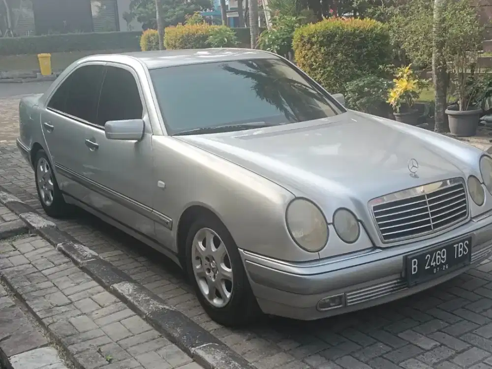 Mercedes Benz New Eyes E 320
