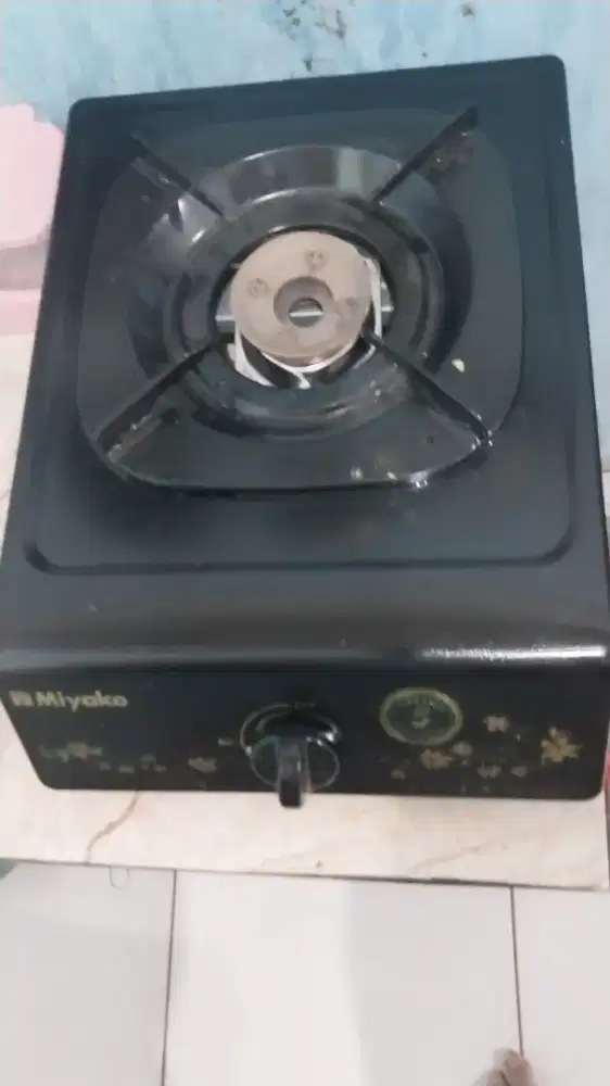 kulkas 2 pintu dan kompor 1 tungku