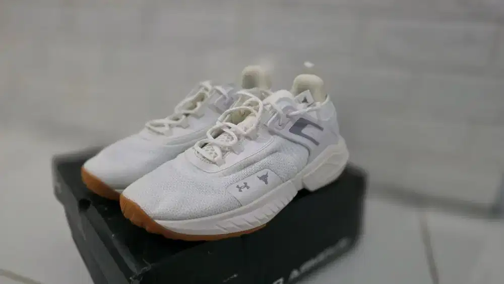 Sepatu under armour
