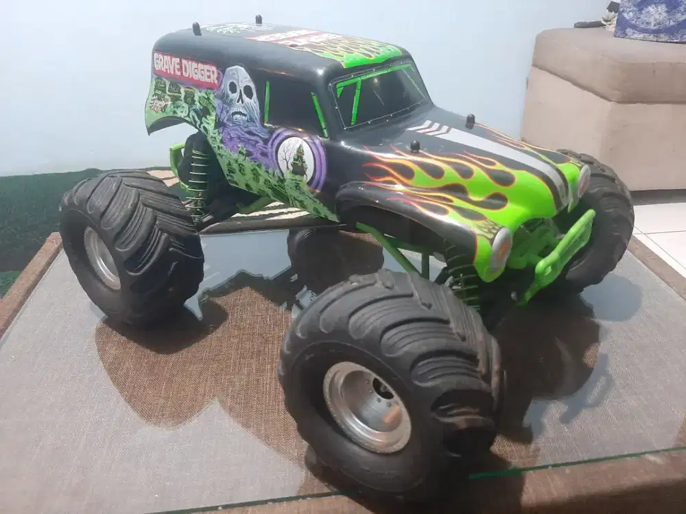 TRAXXAS GRAVE DIGGER MONSTER TRUCK RC RARE