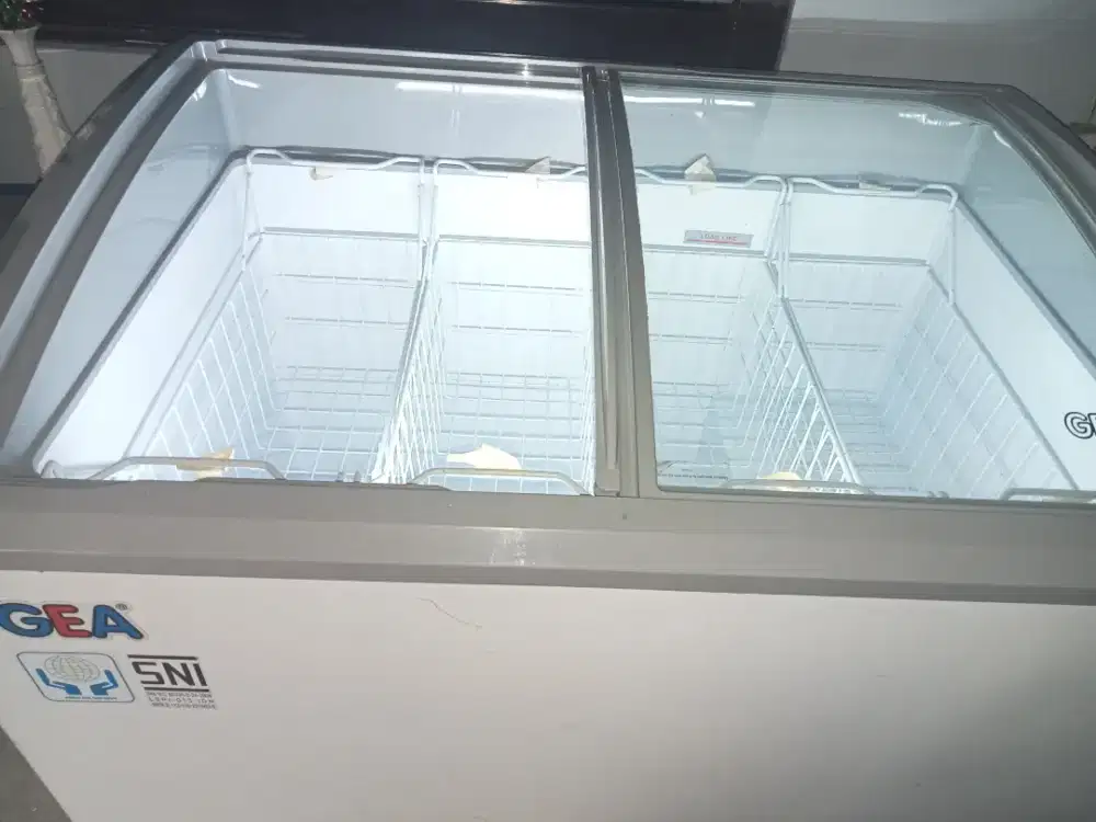 GEA Freezer pintu kaca sliding 300 liter
