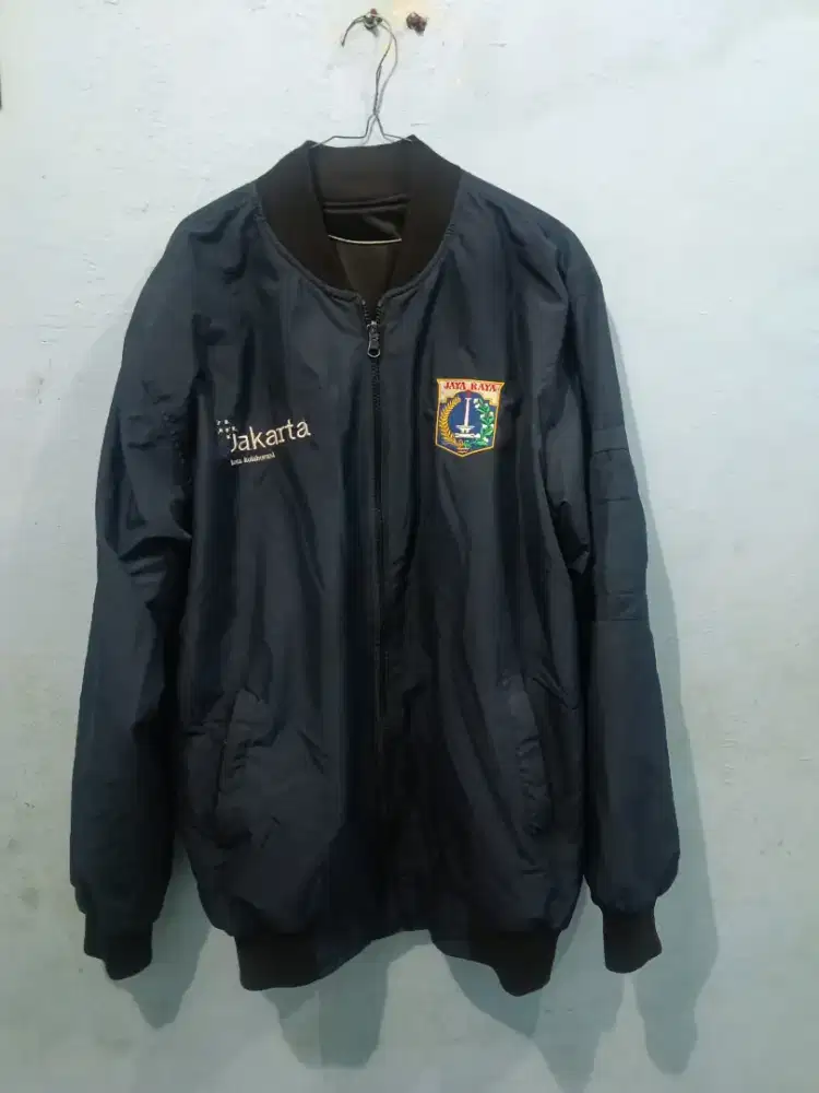 Jaket bomber parasut biru navy