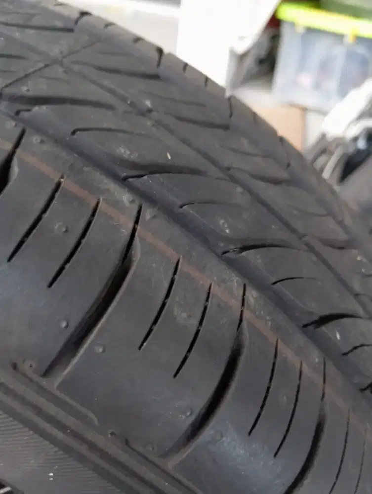 Ban DUNLOP 175 65 14 KONDISI BARU TURUN MBL LANGSUNG LEPAS