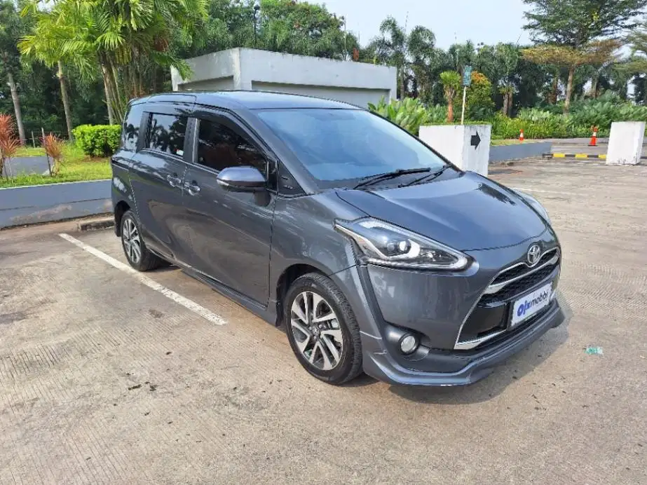 DP MURAH Toyota Sienta 1.5 Q Bensin-AT 2017 Abu-Abu CUIZB