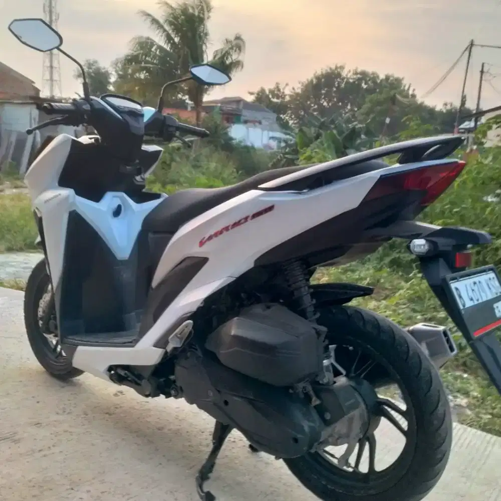 Jual motor vario tahun 2020 warna putih bagus kinclong jarang di pakai