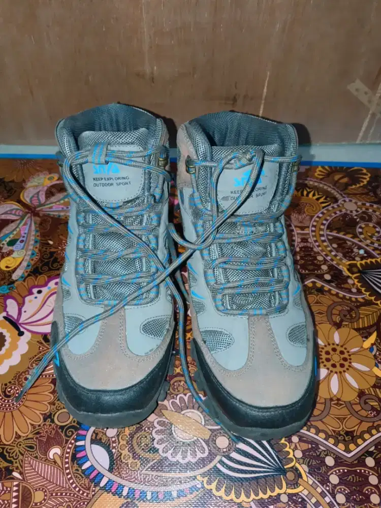 Sepatu snta 493 mendaki
