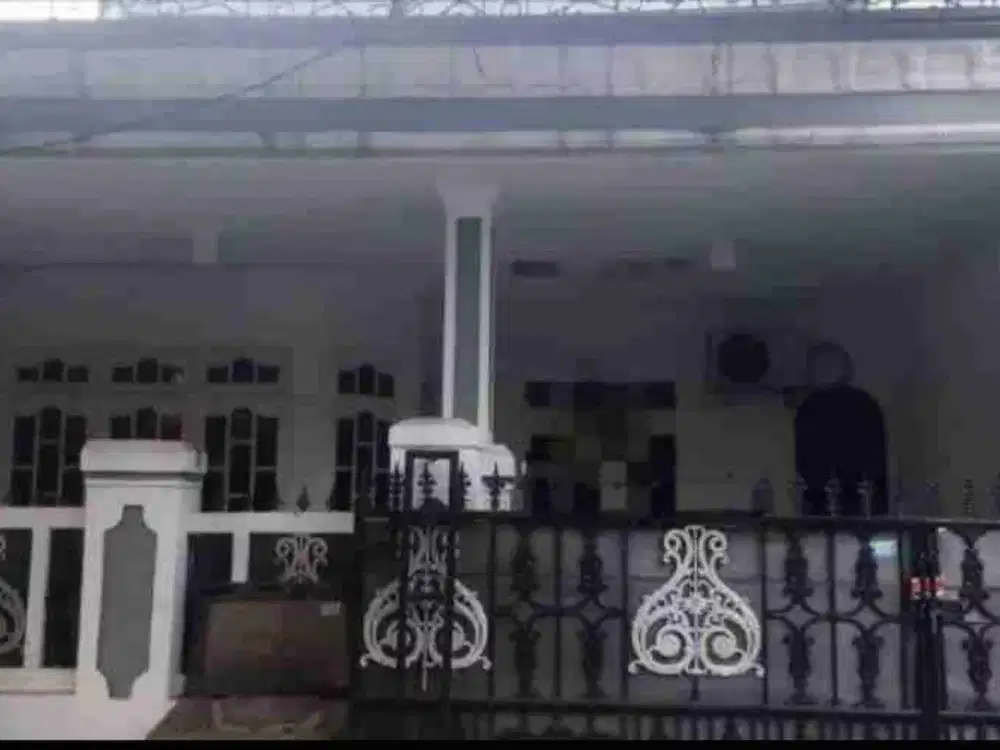 Rumah  2 lantai, strategis di Perum Titian Indah Bekasi Utara
