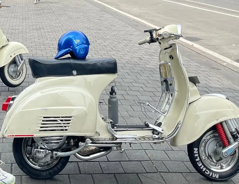Vespa Super 74 warna putih gading