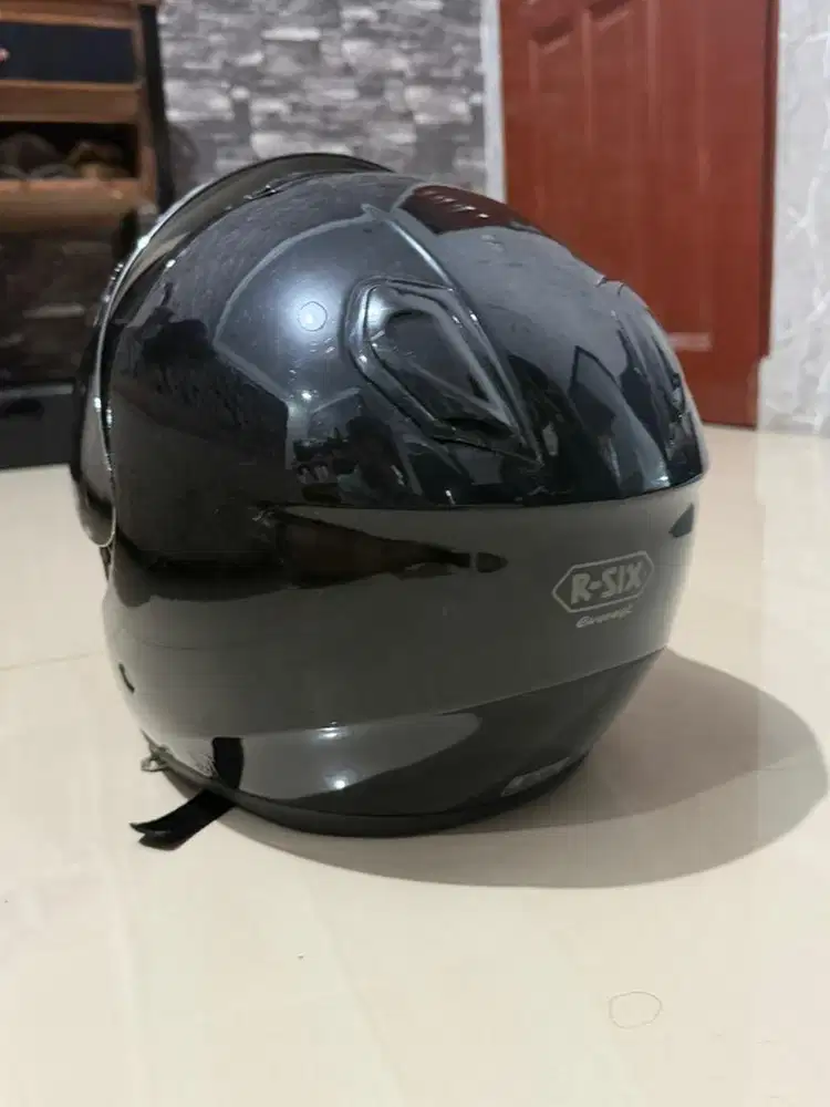 Baru 2x pemakaian, masih mulus, original R-Six, half face ganteng
