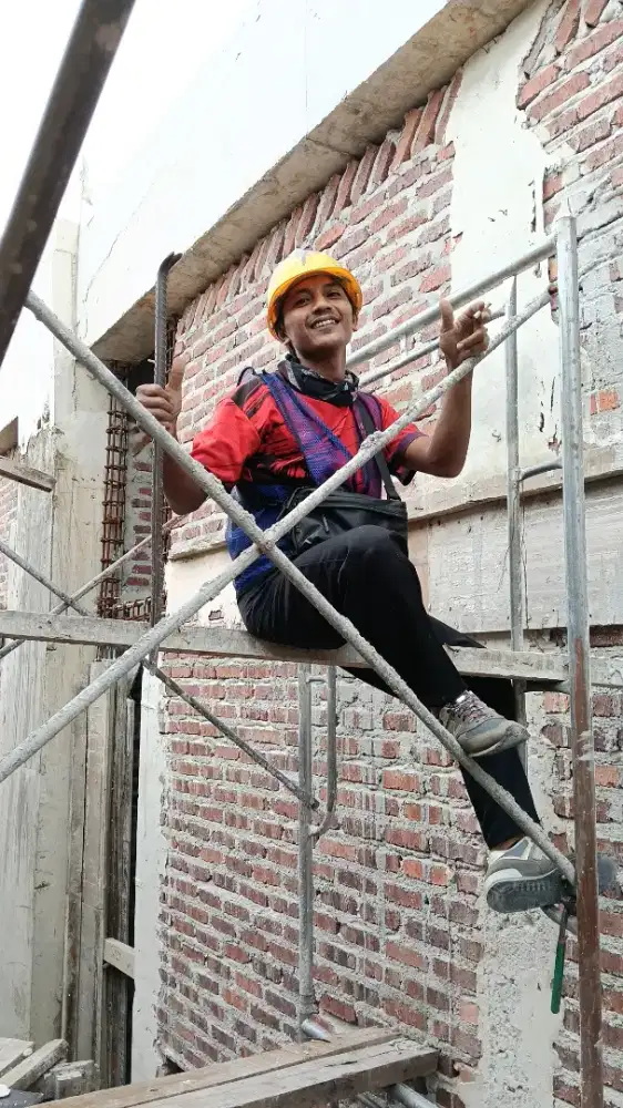 Kerja apa aja, pernah menjadi logistik dan tukang besi.
