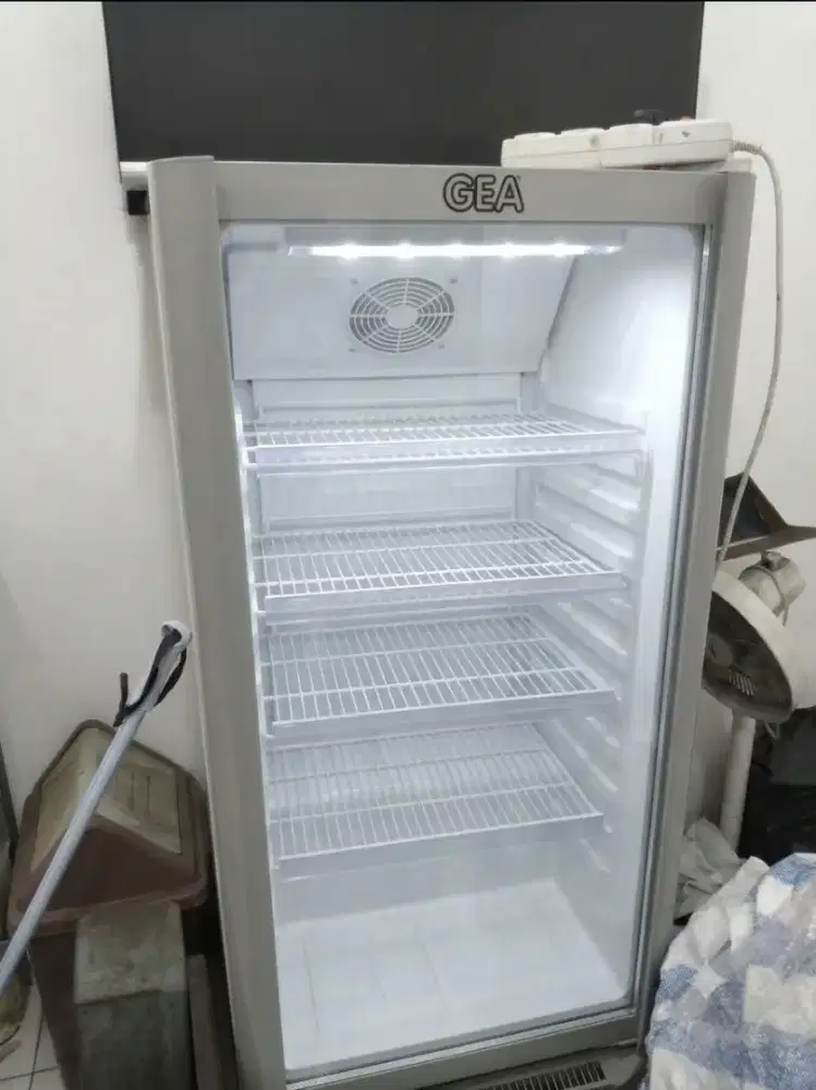 Dijual Showcase GEA Second Like New