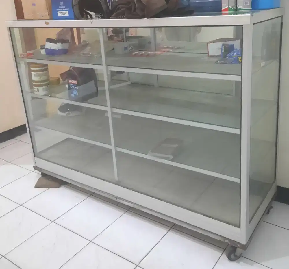 Di jual cepat etalase kaca 4 susun