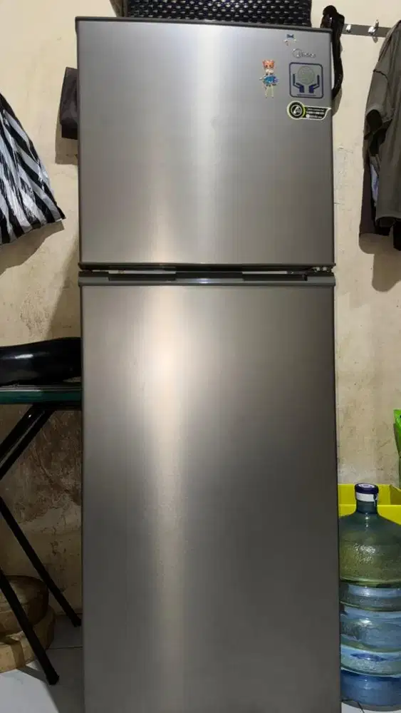 Dijual kulkas 2 pintu merk midea minus bagian bawahnya gamau dingin