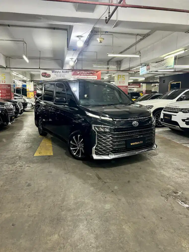 KM 28rb Toyota Voxy 2.0 TSS AT 2022 Like New 2023