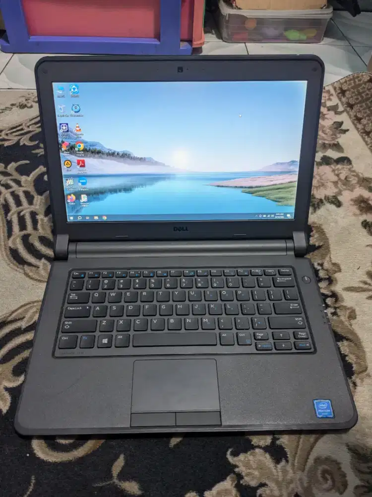 Laptop Dell Latitude 3350 Ram 4 Minus Layar Shadow Putih Dikit