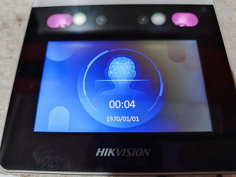 mesin absensi / akses kontrol (touchscreen)