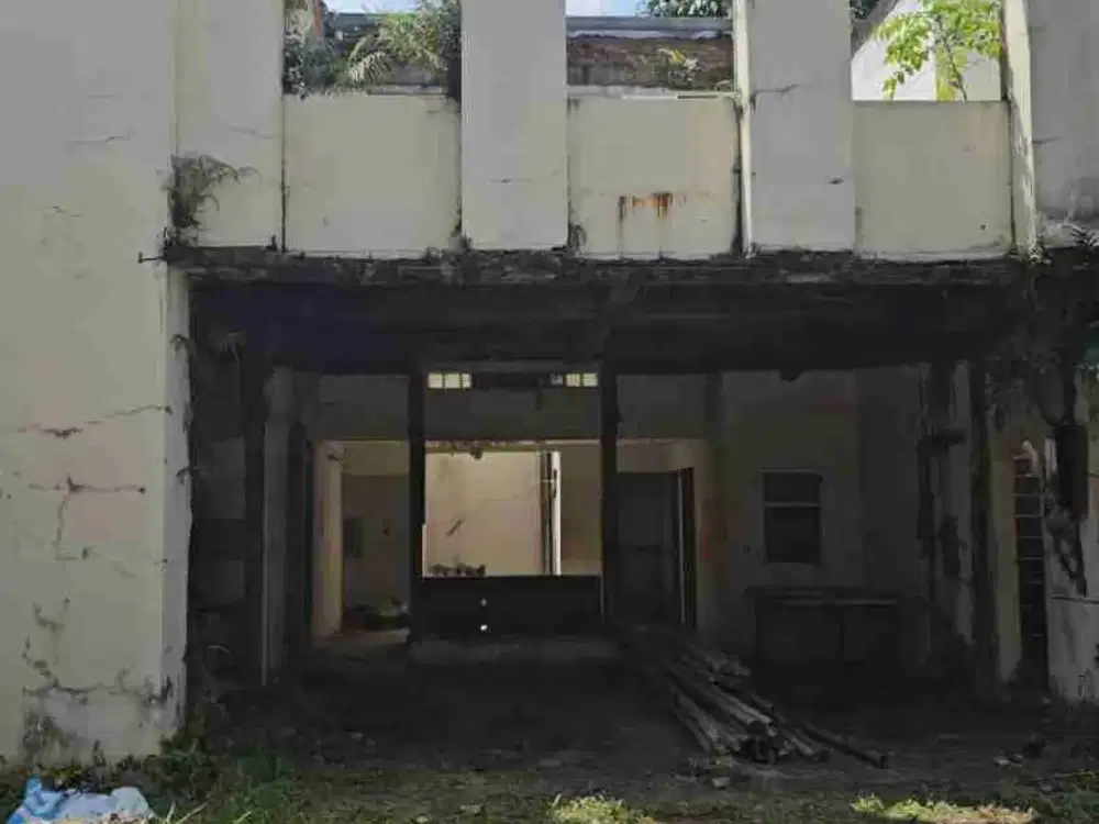 Dijual murah  Rumah 3 lantai hitung tanah di Jalan Kemang, Mampang Prapatan, Jakarta Selatan.
