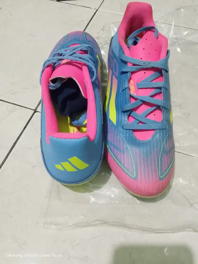 sepatu bola Adidas F50
