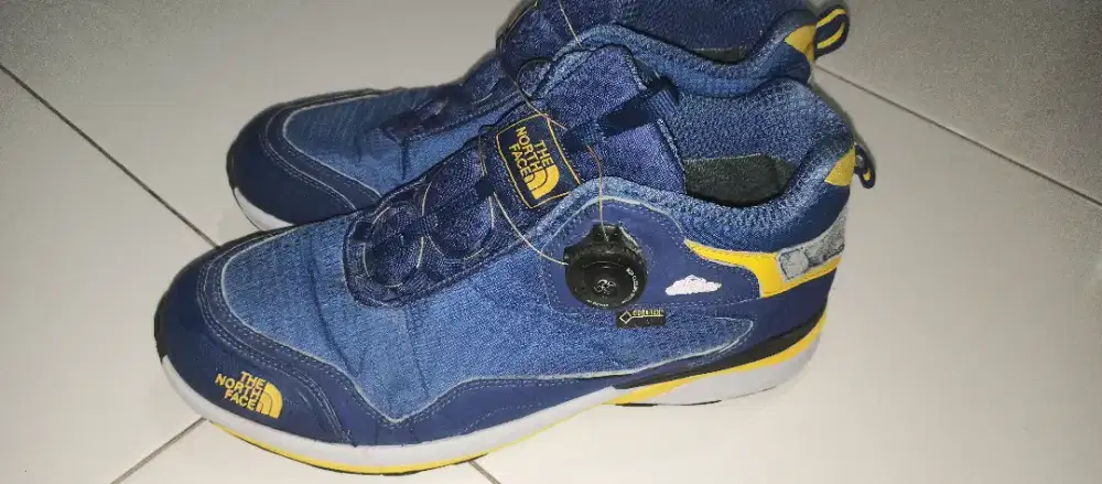 Sepatu hiking the north face (TNF) blue