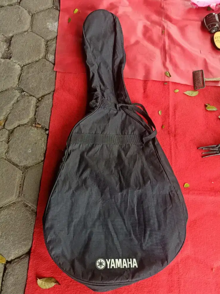 Tas wadah gitar yamaha