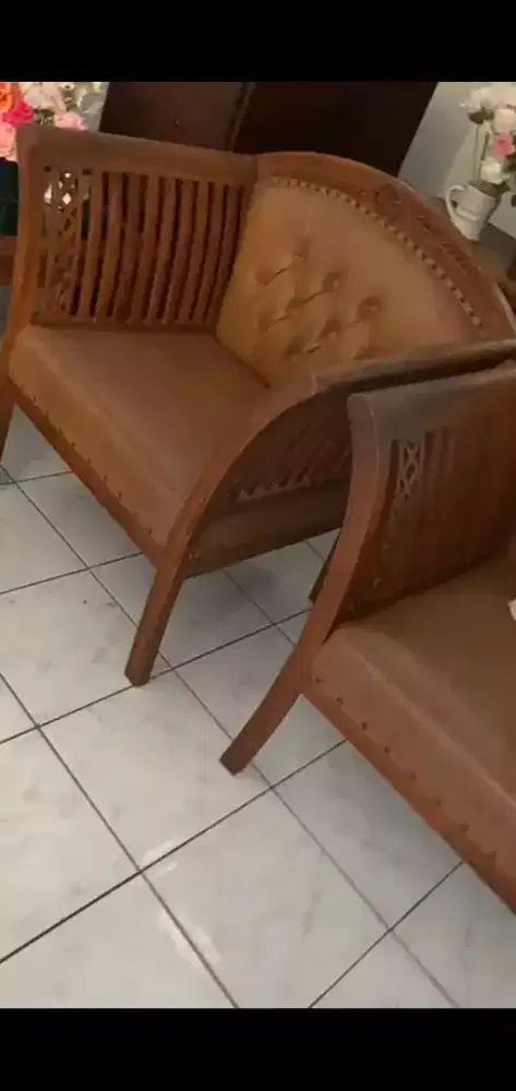 Satu set sofa jati + meja sudu