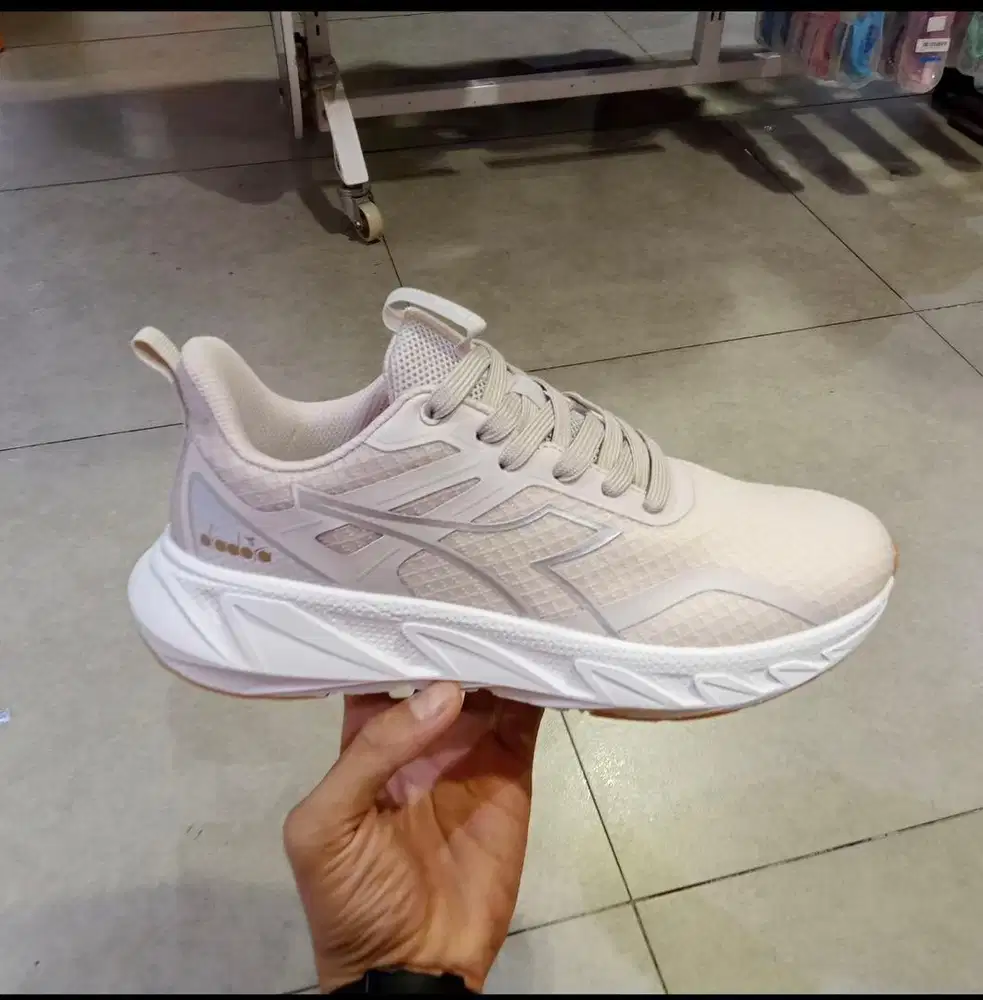 Dijual Sepatu Diadora Muzinco mens running cream