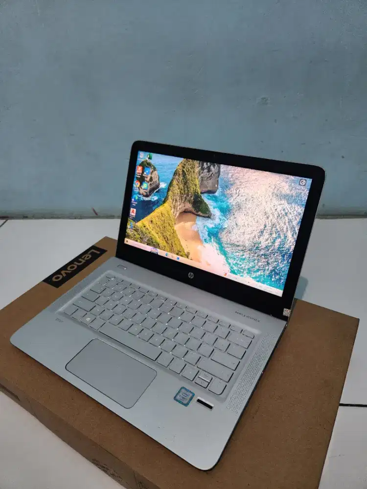 Di jual laptop HP envy silver slim tipis core i7 ram 8 ssd 512