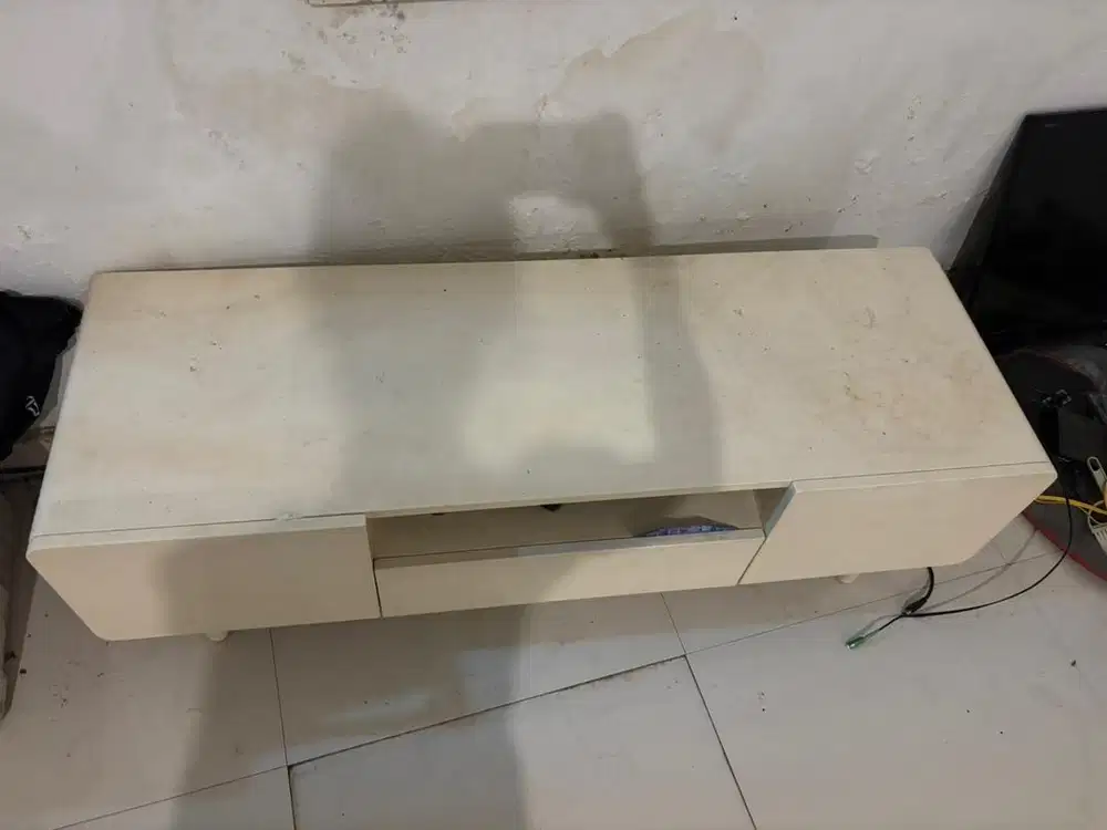 Meja Tv warna putih