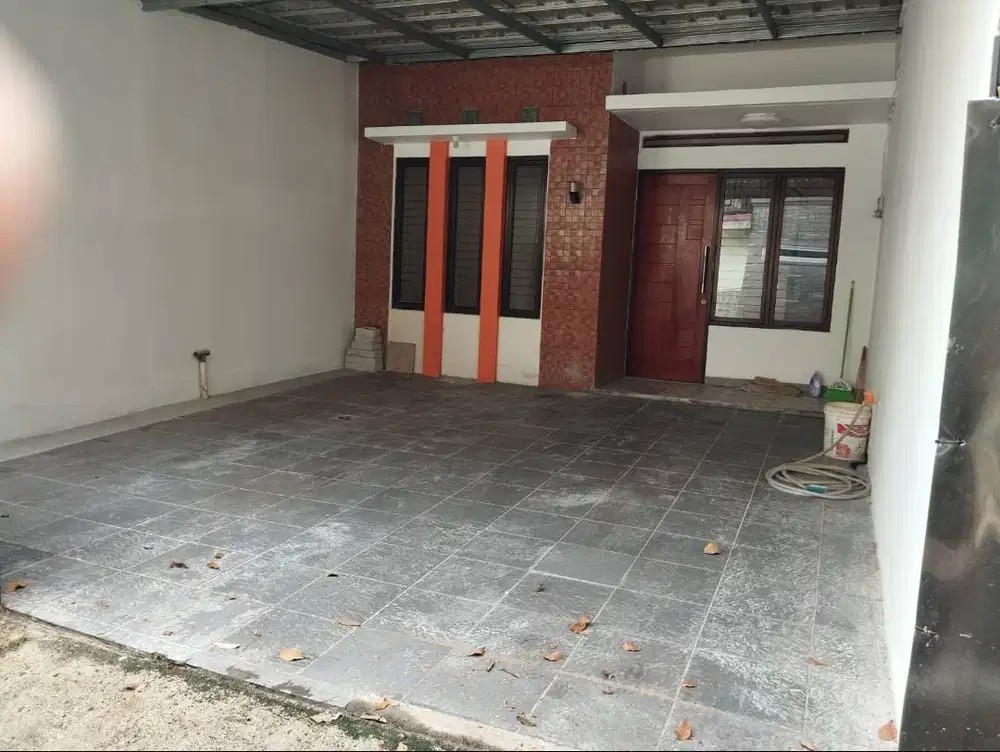 DISEWAKAN R.TINGGAL 2 LANTAI, CARPORT 2 MOBIL