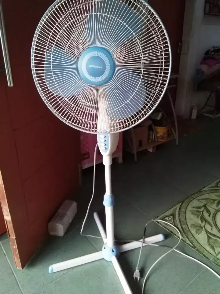 Kipas Angin Berdiri
