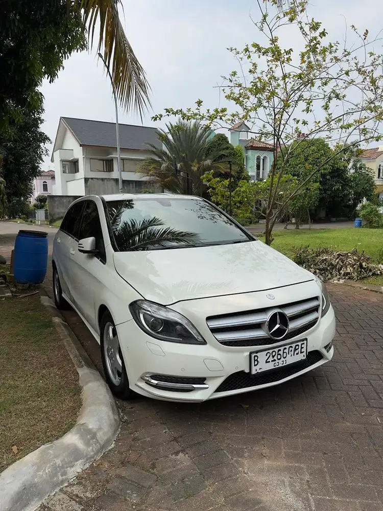 Mercedes Benz B200 AT 1.6 Sport AMG Putih Pemakaian 2015 Irit Bensin