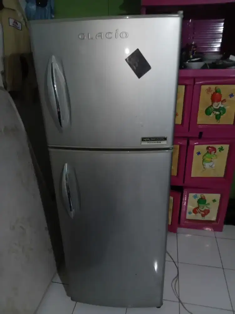 kulkas 2 pintu toshiba glacio