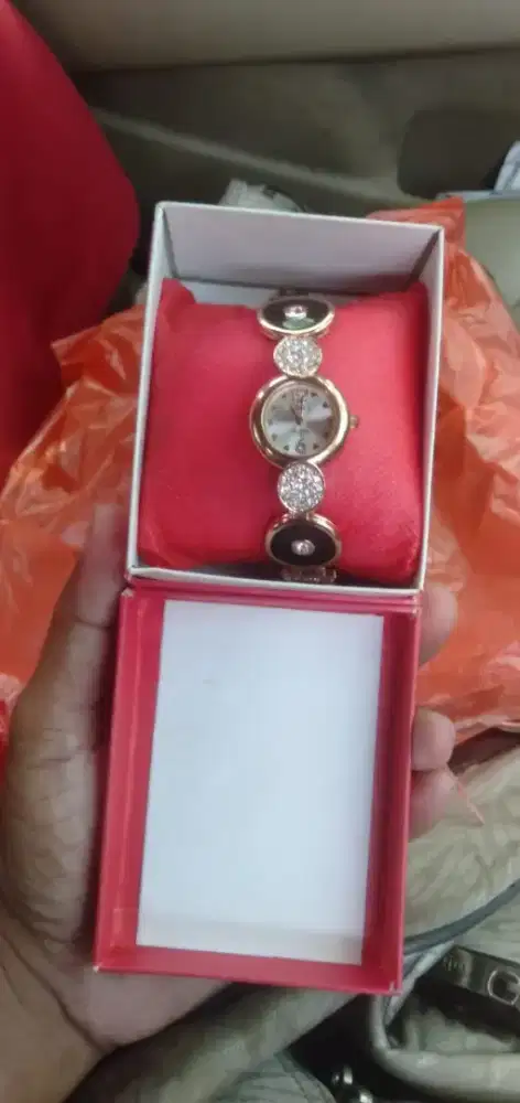 Di jual jam tangan model unik dan mewah jam baru untuk cew wa,hp