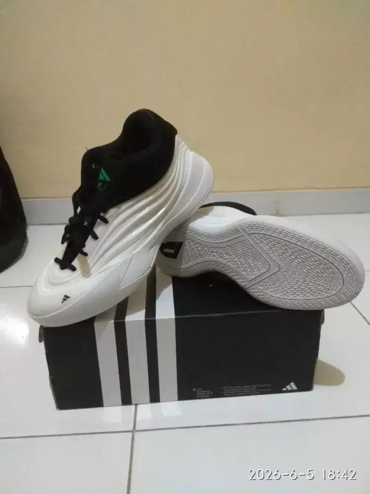 Sepatu Basket Adidas dametime