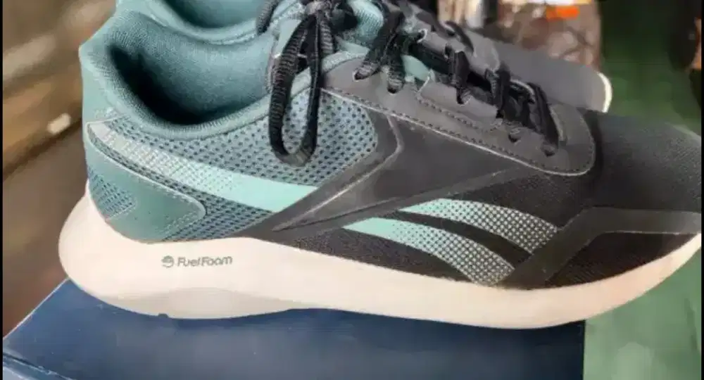 Sepatu Running Second