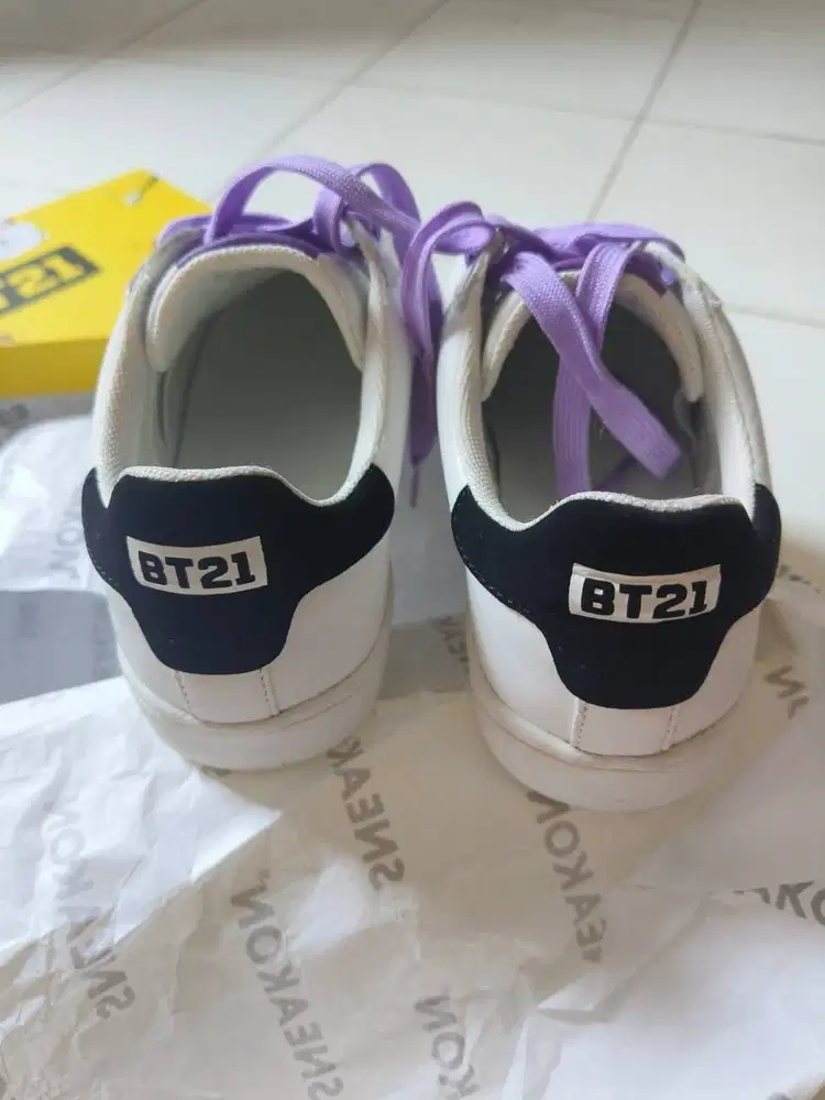 JUAL SNEAKON BT21 SIZE 37