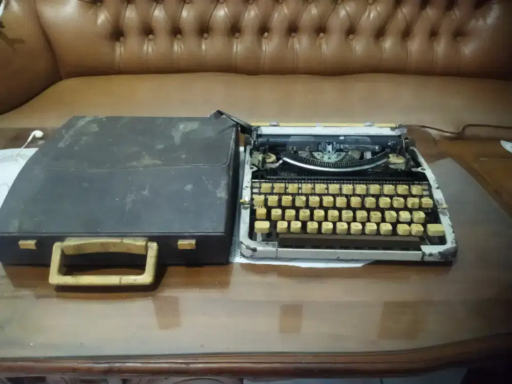 Mesin Tik Jadul/Kuno Vintage Klasik Plus Koper Bawaan