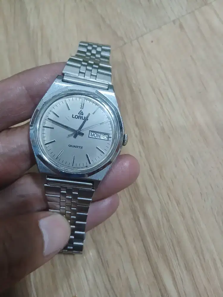 Jam tangan lorus antik