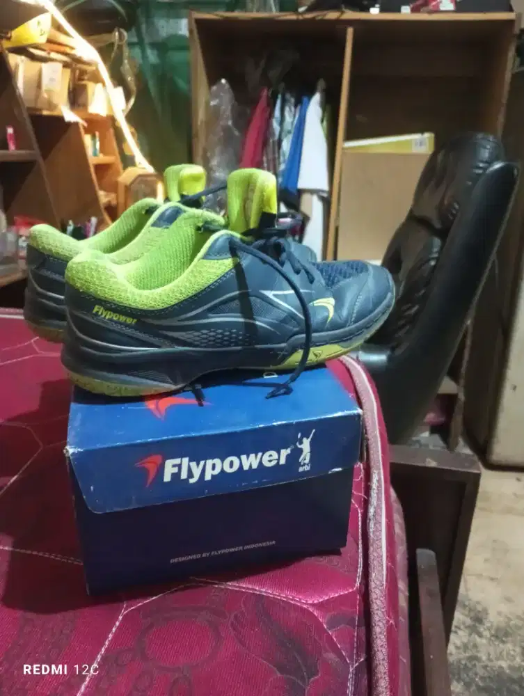 Sepatu badminton flypower