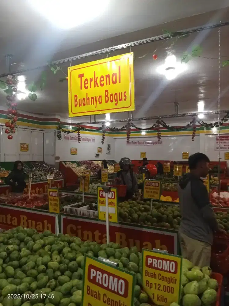 Pramugari toko buah