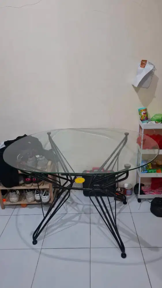meja makan kaca tebal.