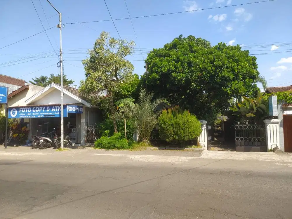 Dijual Rumah besar 2 lantai + Halaman luas dan asri di area dekat Kam