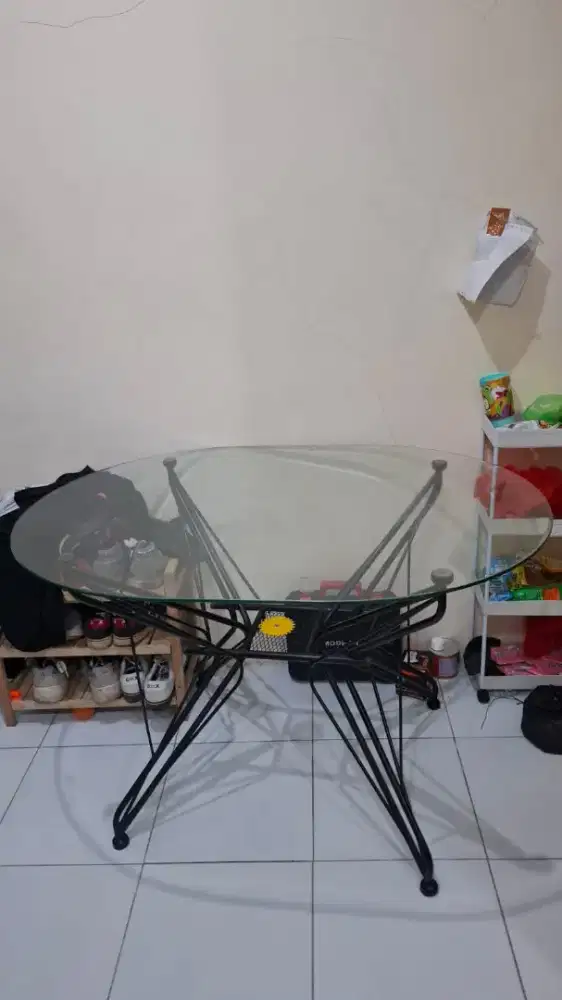 Meja makan kaca