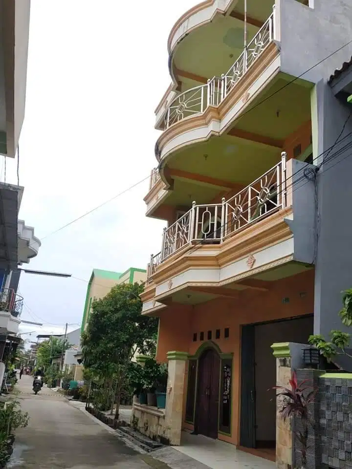 Jual cepat rumah 3 lantai .bebas banjir.