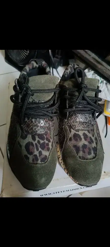 Dijual sepatu Steve Madden kasual dan sporty size 41.