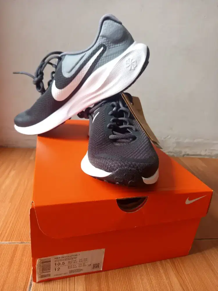 Nike size 44,5 ga jadi pake